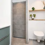 2 Person In Appartement
