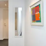2 Person In Appartement