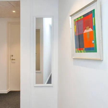 2 Person In Apartman